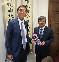 中大校長沈祖堯教授（左）向西安交通大學校長王樹國教授致送紀念品